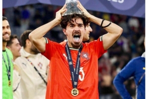 开云-问鼎欧冠+欧国联！维蒂尼亚社媒：这是梦幻的一周