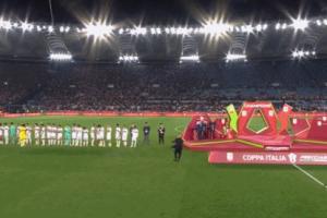 不满意！孔塞桑拒绝戴亚军奖牌，领奖前卡拉布里亚拍了下他后背