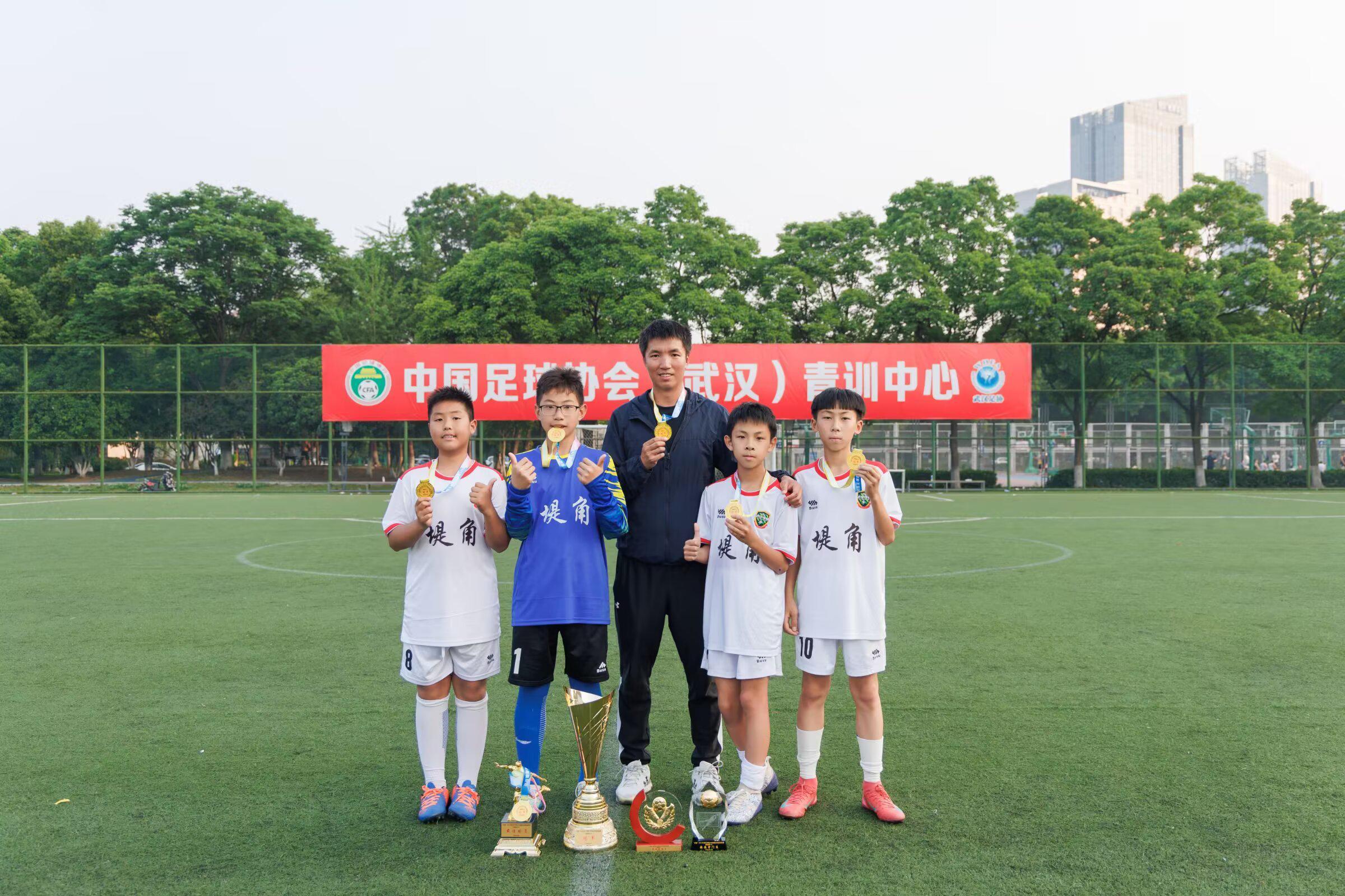 路在足下！十七年如一日，堤角小学青训教练叶炬麟的足球情怀