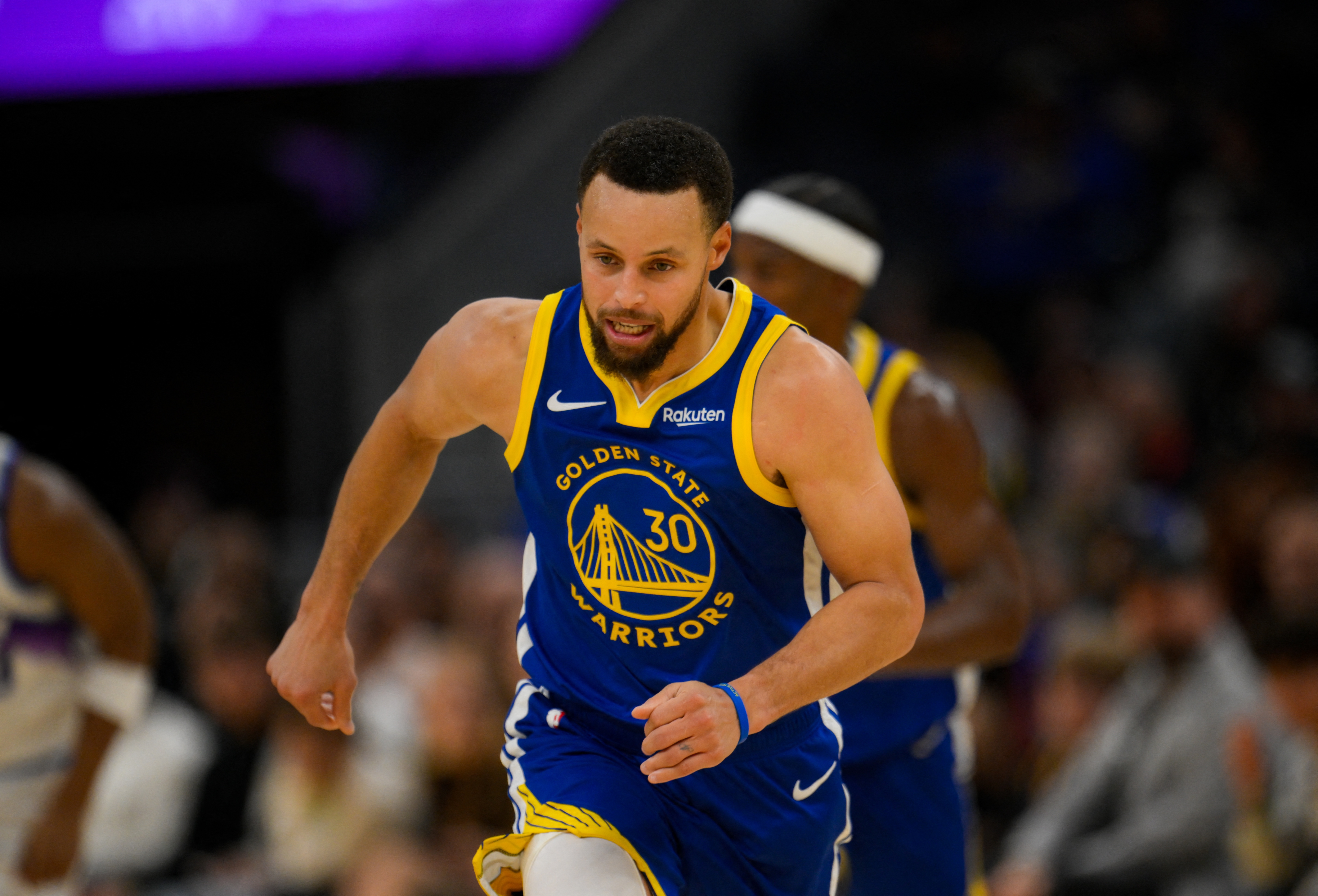 开云体育官网-勇记：库里股四头肌挫伤 赛后在通道一瘸一拐&amp;显得有些疼痛